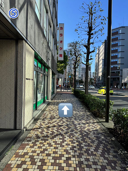 ⑤左手にカラオケ館がある道を直進方向です。