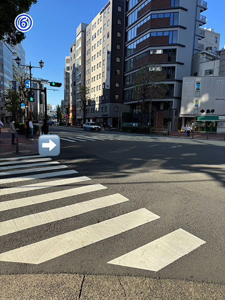 ⑥カラオケ館を過ぎて、一つ目の交差点を右に渡ります。