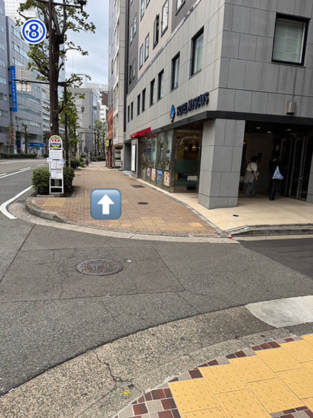 ⑧右手にホテルマイステイズがある道を直進方向です。